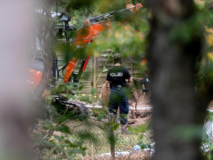 Polizeibeamte durchsuchen eine Kleingarten-Parzelle am Stadtrand von Hannover.