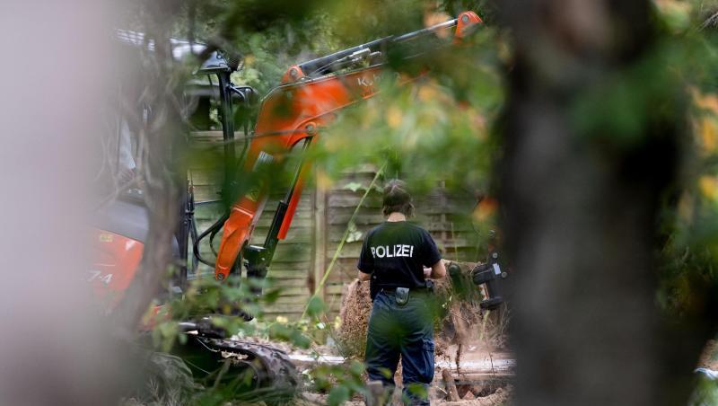 Polizeibeamte durchsuchen eine Kleingarten-Parzelle am Stadtrand von Hannover.