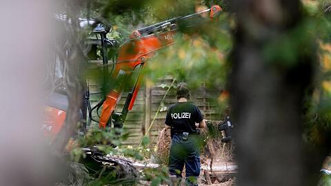 Polizeibeamte durchsuchen eine Kleingarten-Parzelle am Stadtrand von Hannover.