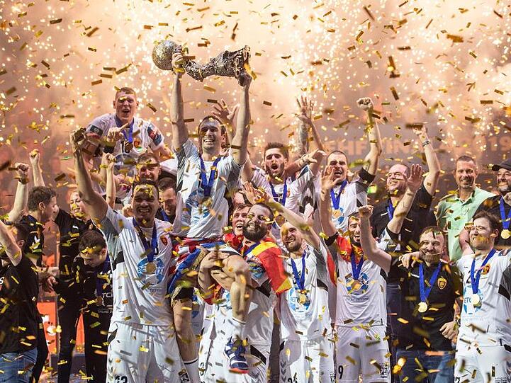 Die Mannschaft von Vardar feiert mit dem Pokal.