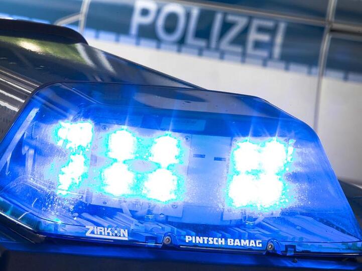 Ein Blaulicht leuchtet auf dem Dach eines Polizeiwagens. Foto: Friso Gentsch/Archiv