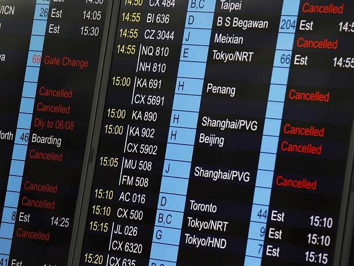 Eine elektronische Anzeigetafel auf dem internationalen Flughafen zeigt einige Informationen zur Flugannullierung in der Abflughalle.