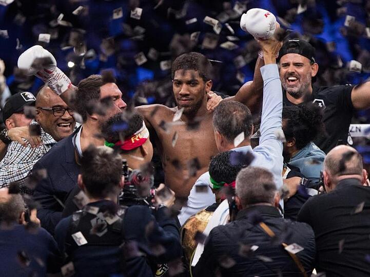 Anthony Joshua lässt sich im Konfettiregen feiern.