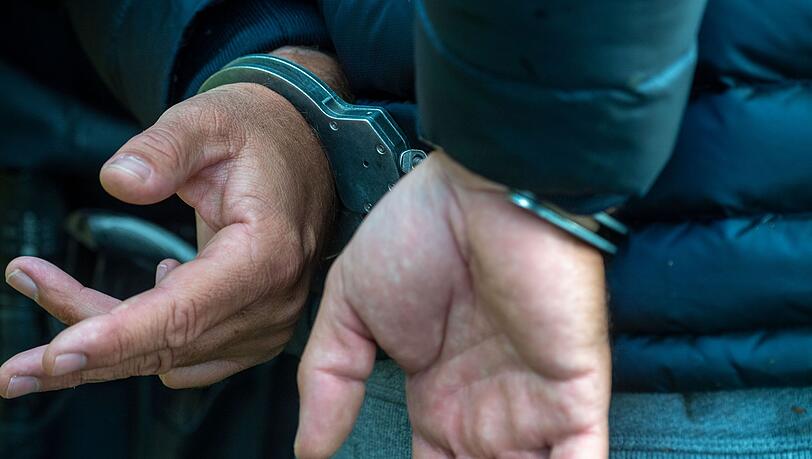In München wurde ein 75-Jähriger wegen des Verdachts auf sexuellen Missbrauch von Kindern festgenommen. (Symbolbild)