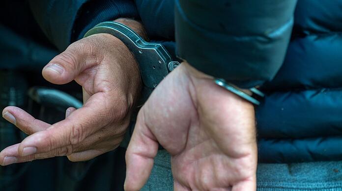 In München wurde ein 75-Jähriger wegen des Verdachts auf sexuellen Missbrauch von Kindern festgenommen. (Symbolbild)