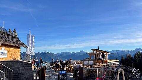 Die Bayernhütte liegt im Skigebiet Brauneck. Vor einigen Tagen gab es noch vereinzelte Skifahrer. Jetzt ist auch das passé.
