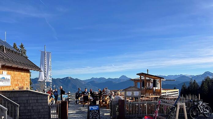 Die Bayernhütte liegt im Skigebiet Brauneck. Vor einigen Tagen gab es noch vereinzelte Skifahrer. Jetzt ist auch das passé.