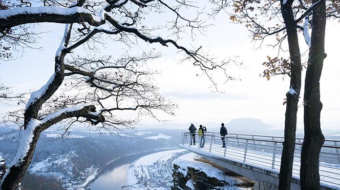 Warm anziehen: Am Wochenende soll es kalt bleiben. Schneelandschaften, wie hier im Nationalpark Sächsische Schweiz, dürften dennoch einige Menschen in die Natur ziehen.