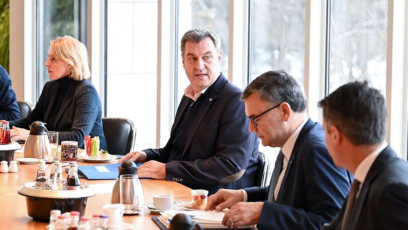 Markus Söder (2.v.l.), bayerischer Ministerpräsident, nimmt an der Kabinettssitzung teil.