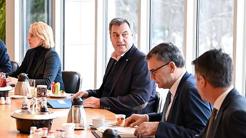 Markus Söder (2.v.l.), bayerischer Ministerpräsident, nimmt an der Kabinettssitzung teil.