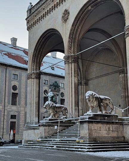 Danach ging es für AZ-Leserin Ivanka J. zum Odeonsplatz, wo die Löwen die Feldherrenhalle mit einem Winterpelz bewachen.