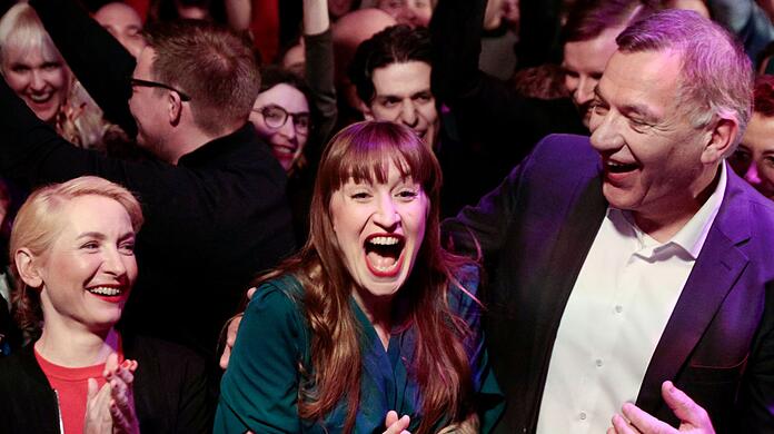Bundestagswahl: Große Freude bei der Wahlparty der Linken. Die Parteivorsitzende Heidi Reichinnek (M.) soll maßgeblich für den unerwarteten Wahlerfolg verantwortlich sein. Konnte die Linkspartei aber auch in Bayern punkten? Die Az hat sich die Zahlen genau angesehen.