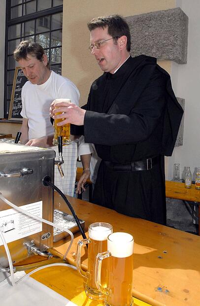 2006: Pater Lukas zapft Bier anlässlich der Wiedereröffnung der Klosterbrauerei Scheyern. 2006: Pater Lukas zapft Bier anlässlich der Wiedereröffnung der Klosterbrauerei Scheyern.