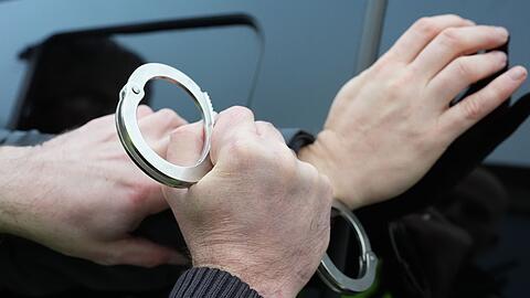 Die Polizei nimmt die beiden Verdächtigen auf der Autobahn fest. (Symbolbild)