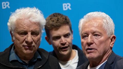 Ferdinand Hofer (Mitte) &uuml;bernimmt.