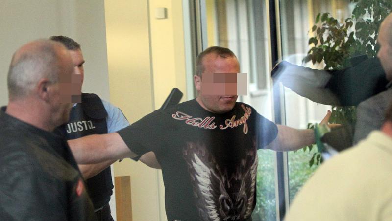 Justizvollzugsbeamte durchsuchen Prozessbesucher vor dem Beginn des Gerichtsverfahrens gegen ein Mitglied der Rockergruppe Hells Angels am Koblenzer Landgericht. Dem Angeklagten wird vorgeworfen, einen SEK-Beamten bei einer Hausdurchsuchung erschossen zu haben. Justizvollzugsbeamte durchsuchen Prozessbesucher vor dem Beginn des Gerichtsverfahrens gegen ein Mitglied der Rockergruppe Hells Angels am Koblenzer Landgericht. Dem Angeklagten wird vorgeworfen, einen SEK-Beamten bei einer Hausdurchsuchung erschossen zu haben.