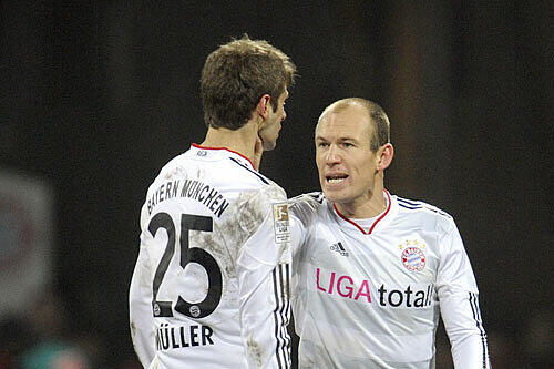 Arjen Robben und sein doppelt &bdquo;starker&ldquo; Auftritt in Bremen. Erst leitete er mit seinem Tor die Wende zum 3:1-Sieg des FC Bayern ein, dann aber knöpfte er sich Teamkollegen Thomas Müller vor. &bdquo;Ich hasse das&ldquo;, kritisierte Robben die Gesten Müllers, der sich damit über Ego-Tripps des Niederländers beschwert hatte. Die Bilder vom Disput.