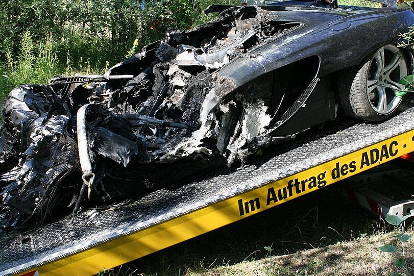 Viel zu retten ist bei diesem Wagen wohl nicht mehr. Aber selbst die Felgen dürften einige tausend Euro wert sein: Ein teurer McLaren ist bei Feldmoching abgebrannt.