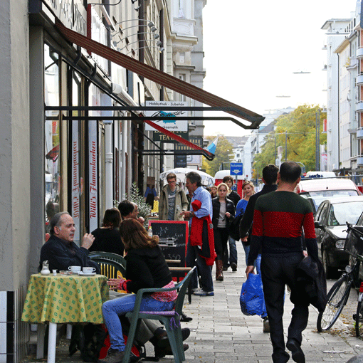 Modernes Leben und alte Bauten, die sich sehen lassen können: Es ist dieser Mix, der die Maxvorstadt für viele Menschen attraktiv macht. Ein Blick in die Türkenstraße.