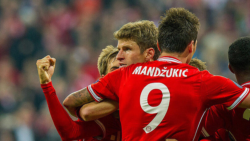 Und dann steht es 2:1! Thomas Müller (jubelnd, r.) trifft nach schöner Vorarbeit von Arjen Robben. Bayern ist da schon so gut wie weiter, Robben erhöht später noch zum 3:1. Und dann steht es 2:1! Thomas Müller (jubelnd, r.) trifft nach schöner Vorarbeit von Arjen Robben. Bayern ist da schon so gut wie weiter, Robben erhöht später noch zum 3:1.