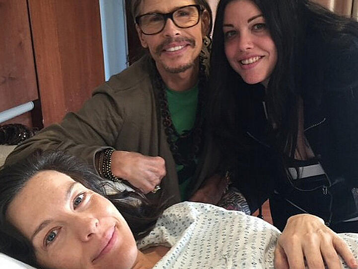Steven und Mia Tyler (re.) am Bett von Liv Tyler