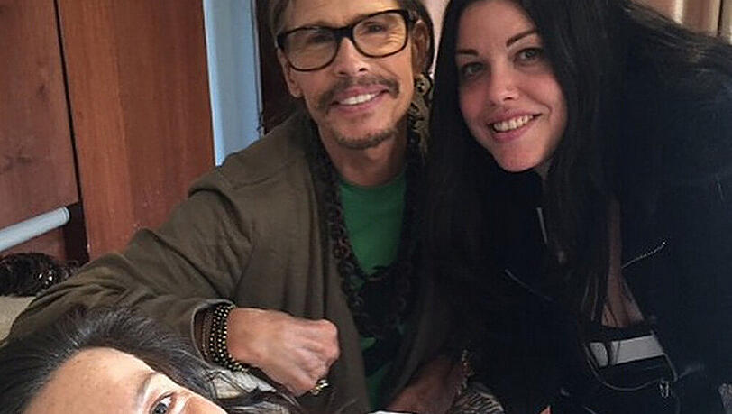Steven und Mia Tyler (re.) am Bett von Liv Tyler Steven und Mia Tyler (re.) am Bett von Liv Tyler