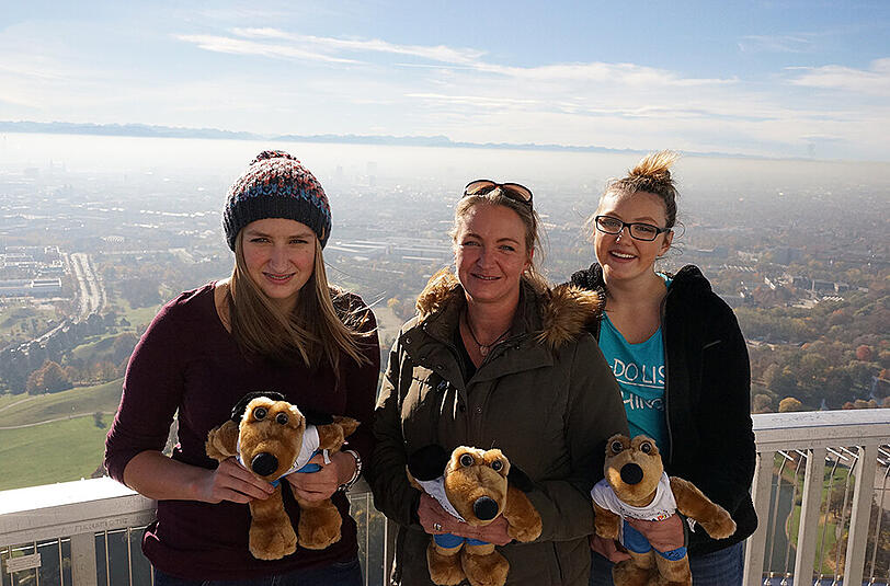 Gewinnerin Mutter Ursula Pötsch (41) mit ihren Töchtern Sophia (links) und Valentina genießen den Ausblick vom Olympiaturm.