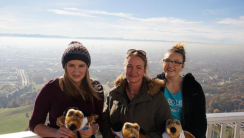 Gewinnerin Mutter Ursula Pötsch (41) mit ihren Töchtern Sophia (links) und Valentina genießen den Ausblick vom Olympiaturm. Gewinnerin Mutter Ursula Pötsch (41) mit ihren Töchtern Sophia (links) und Valentina genießen den Ausblick vom Olympiaturm.