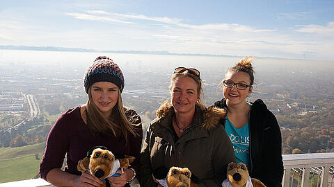 Gewinnerin Mutter Ursula Pötsch (41) mit ihren Töchtern Sophia (links) und Valentina genießen den Ausblick vom Olympiaturm.
