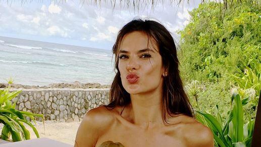 Richtig! Alessandra schickt ihren Followern doppelte Kokosnuss-Grüße aus dem Urlaub - sexy und süß zugleich. Richtig! Alessandra schickt ihren Followern doppelte Kokosnuss-Grüße aus dem Urlaub - sexy und süß zugleich.