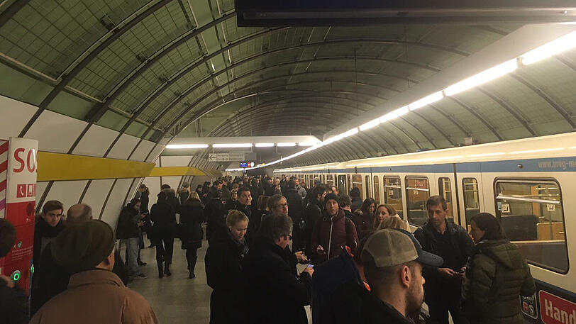 Großes Gedränge am U-Bahnhof Odeonsplatz: Wegen eines Feuerwehreinsatzes kam es zu erheblichen Beeinträchtigungen im Bahn-Verkehr.