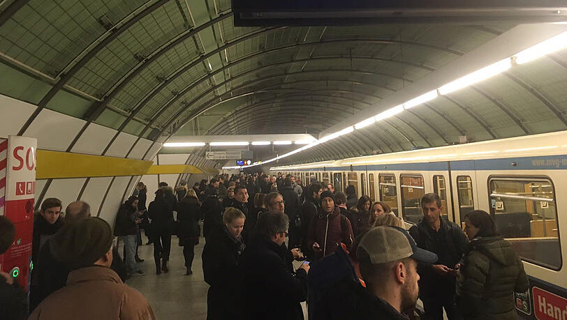 Großes Gedränge am U-Bahnhof Odeonsplatz: Wegen eines Feuerwehreinsatzes kam es zu erheblichen Beeinträchtigungen im Bahn-Verkehr. Großes Gedränge am U-Bahnhof Odeonsplatz: Wegen eines Feuerwehreinsatzes kam es zu erheblichen Beeinträchtigungen im Bahn-Verkehr.