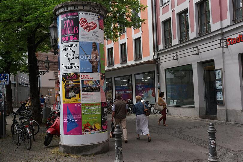 ... als auch die Stadt. Das Kulturreferat verweist auf die generelle Bedeutsamkeit solcher Kultursäulen. Sie seien wichtig für die Kulturlandschaft in der Stadt und dürften nicht beschnitten werden. Es gebe Varianten, wo ein Klo in die Werbefläche integriert wird.