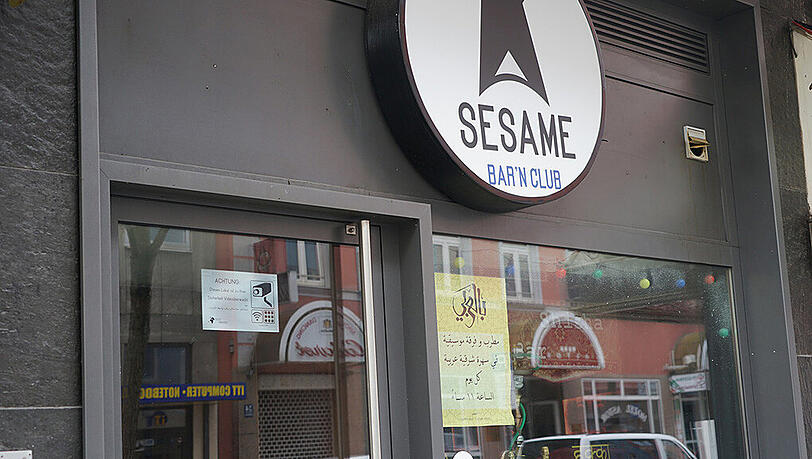 Die Sesame Bar in der Schillerstraße: Hier fand in der Nacht auf Samstag eine großangelegte Polizei-Razzia statt. Die Sesame Bar in der Schillerstraße: Hier fand in der Nacht auf Samstag eine großangelegte Polizei-Razzia statt.