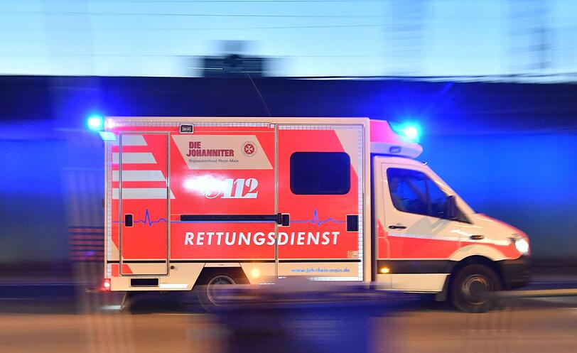 Rettungskräfte und Ersthelfer konnten den 24-Jährigen nicht retten. (Symbolbild)