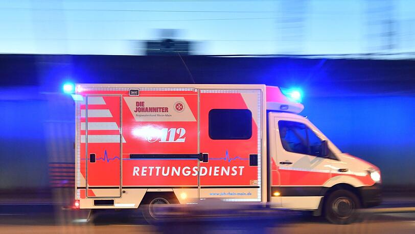 Rettungskräfte und Ersthelfer konnten den 24-Jährigen nicht retten. (Symbolbild) Rettungskräfte und Ersthelfer konnten den 24-Jährigen nicht retten. (Symbolbild)