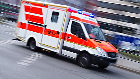 Nach zwei Unfällen in Milbertshofen wurden vier Personen verletzt ins Krankenhaus gebracht. (Symbolbild)