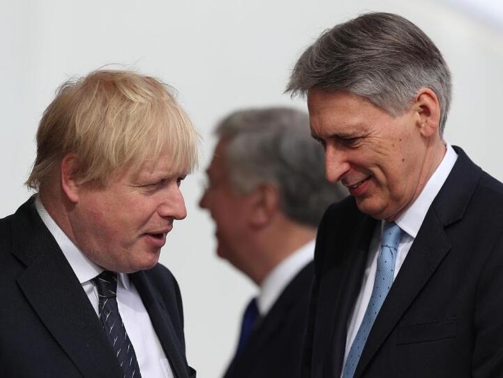 Boris Johnson und der britische Finanzminister Philip Hammond im trauten Gespräch vor zweieinhalb Jahren - jetzt will Hammond nicht einmal mehr ein Misstrauensvotum gegen Johnson ausschließen.