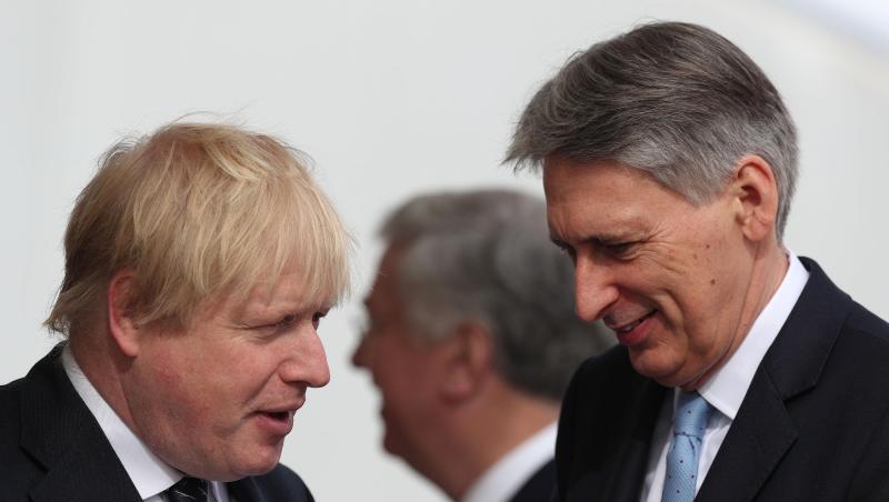 Boris Johnson und der britische Finanzminister Philip Hammond im trauten Gespräch vor zweieinhalb Jahren - jetzt will Hammond nicht einmal mehr ein Misstrauensvotum gegen Johnson ausschließen. Boris Johnson und der britische Finanzminister Philip Hammond im trauten Gespräch vor zweieinhalb Jahren - jetzt will Hammond nicht einmal mehr ein Misstrauensvotum gegen Johnson ausschließen.