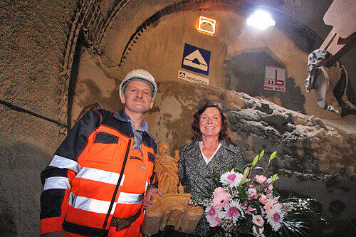 Für den Durchbruch gab's Blumen für Nürnbergs First Lady Petra Maly.
