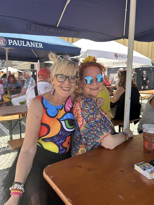 Olly (r, 61) fand die CSD-Parade dieses Jahr nicht ganz so gelungen. "Ich finde es schade, dass das so auseinandergezogen ist. Es ist zwar schön, dass es groß ist, aber mir ist das zu weitläufig." Mit Freundin Susi geht es jetzt noch Richtung Universität. Olly (r, 61) fand die CSD-Parade dieses Jahr nicht ganz so gelungen. "Ich finde es schade, dass das so auseinandergezogen ist. Es ist zwar schön, dass es groß ist, aber mir ist das zu weitläufig." Mit Freundin Susi geht es jetzt noch Richtung Universität.