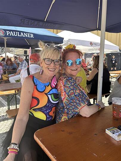 Olly (r, 61) fand die CSD-Parade dieses Jahr nicht ganz so gelungen. "Ich finde es schade, dass das so auseinandergezogen ist. Es ist zwar schön, dass es groß ist, aber mir ist das zu weitläufig." Mit Freundin Susi geht es jetzt noch Richtung Universität.