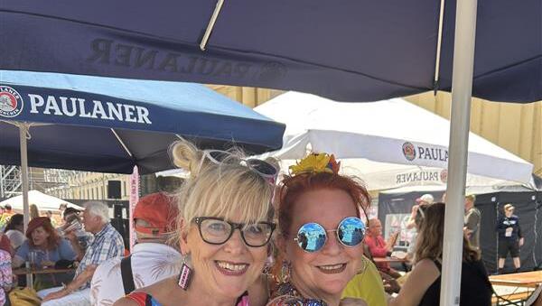Olly (r, 61) fand die CSD-Parade dieses Jahr nicht ganz so gelungen. "Ich finde es schade, dass das so auseinandergezogen ist. Es ist zwar schön, dass es groß ist, aber mir ist das zu weitläufig." Mit Freundin Susi geht es jetzt noch Richtung Universität. Olly (r, 61) fand die CSD-Parade dieses Jahr nicht ganz so gelungen. "Ich finde es schade, dass das so auseinandergezogen ist. Es ist zwar schön, dass es groß ist, aber mir ist das zu weitläufig." Mit Freundin Susi geht es jetzt noch Richtung Universität.