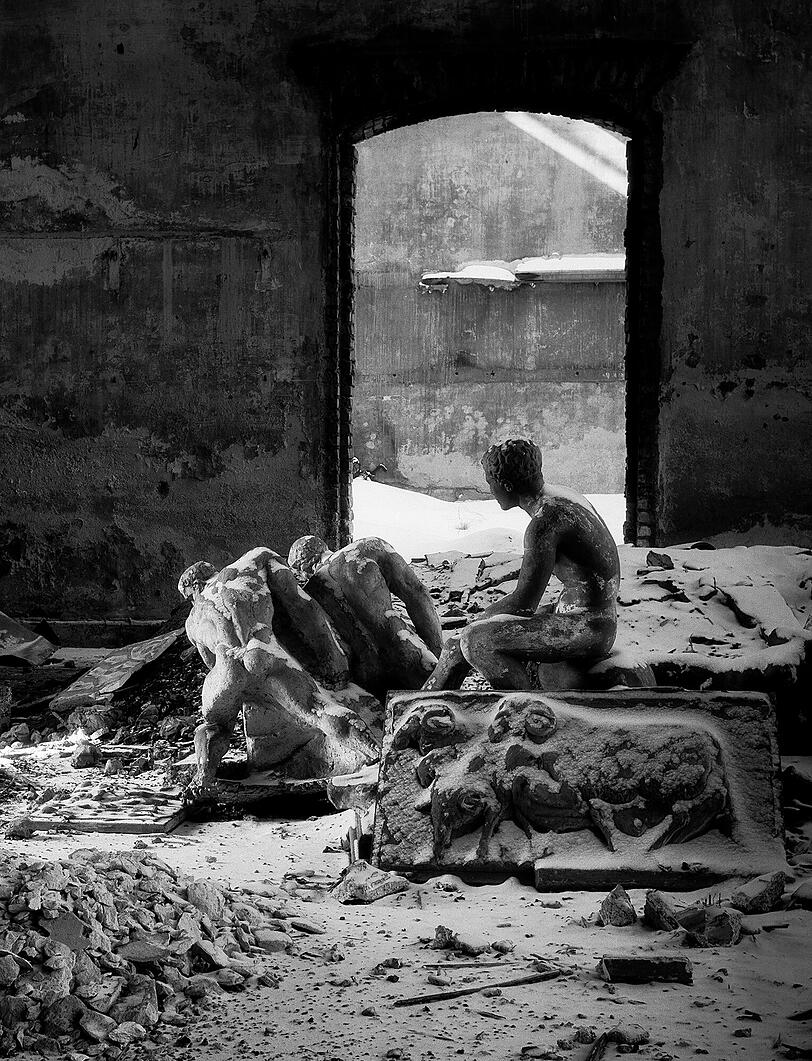 Gipsabgüsse in der zerstörten Akademie München, Winter 1945/46. Gipsabgüsse in der zerstörten Akademie München, Winter 1945/46.