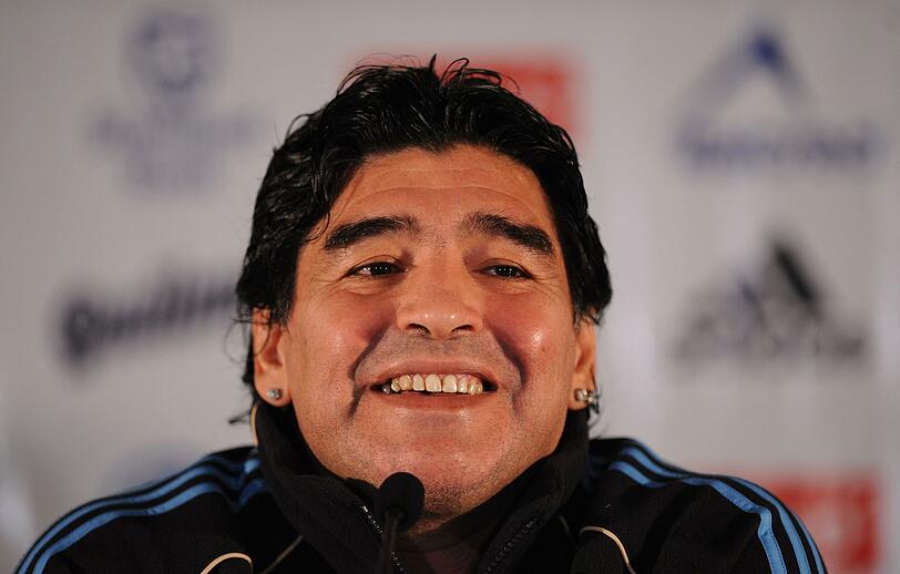Der britischen Zeitung "The Sun" hatte Maradona 2008 während eines Interviews übrigens erklärt: "Wenn ich könnte, würde ich mich entschuldigen, zurückgehen und die Geschichte ändern." Der britischen Zeitung "The Sun" hatte Maradona 2008 während eines Interviews übrigens erklärt: "Wenn ich könnte, würde ich mich entschuldigen, zurückgehen und die Geschichte ändern."