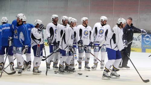 Wiedersehen auf dem Eis: Der EHC München um Erfolgscoach Pat Cortina. Wiedersehen auf dem Eis: Der EHC München um Erfolgscoach Pat Cortina.