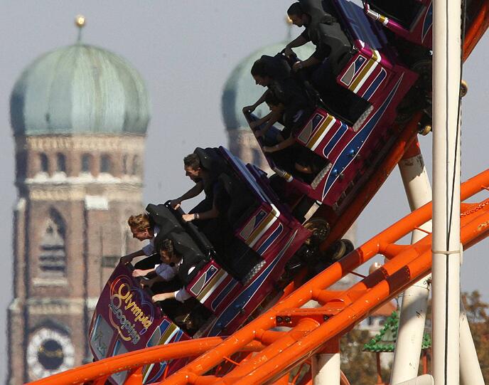 Bei seiner Wiesn-Premiere war die Achterbahn damit eine absolute Sensation: Zuvor hatte es nur welche mit drei Loopings gegeben.