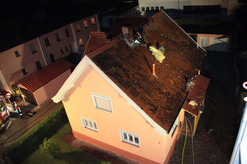 Ein Dachstuhl in Mettenheim steht in Flammen. Die Feuerwehr rückt mitten in der Nacht zum Löschen an. Die Bilder vom Einsatz.