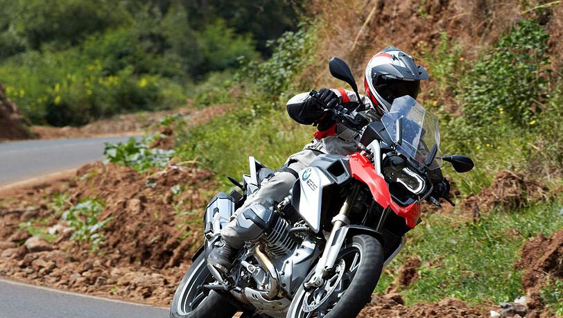 Bestseller reloaded: Die neue BMW R 1200 GS setzt auf Luft-Wasser-Kühlung und kommt damit auf muntere 125 PS. Bestseller reloaded: Die neue BMW R 1200 GS setzt auf Luft-Wasser-Kühlung und kommt damit auf muntere 125 PS.