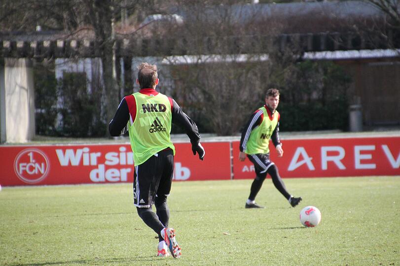 Kurz darauf folgten die Feldspieler. Aufwärmen mit einem Passspiel